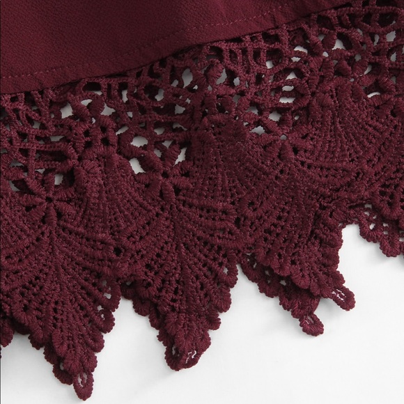 ✨SOLD✨ Large Off shoulder Lace Hem Crop Top - Picture 3 of 4